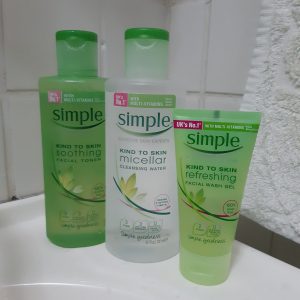 Limpeza de pele usando produtos da Simple skin care