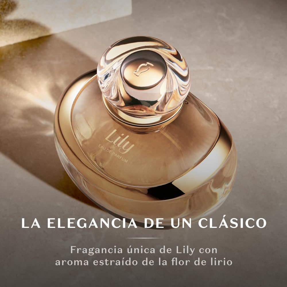 Lily é uma marca de perfumaria O Boticario Feminino que traz itens inspirados na flor de Lírio. Com um processo raro, exclusivo e artesanal chamado Enfleurage, o Boticário consegue captar a mais pura essência do Lírio para criar suas fragrâncias.  Além do perfume, desodorante colônia e eau de parfum que são fragrâncias florais, temos produtos que completam o autocuidado como os cremes acetinados, conhecidos pelo seu alto poder de hidratação e as fragrâncias intensas.  Além de Bruma Corporal, Creme para Mãos, Óleo Corporal, Desodorante Antitranspirante, Splash, Sabonete Líquido e kits de presente.