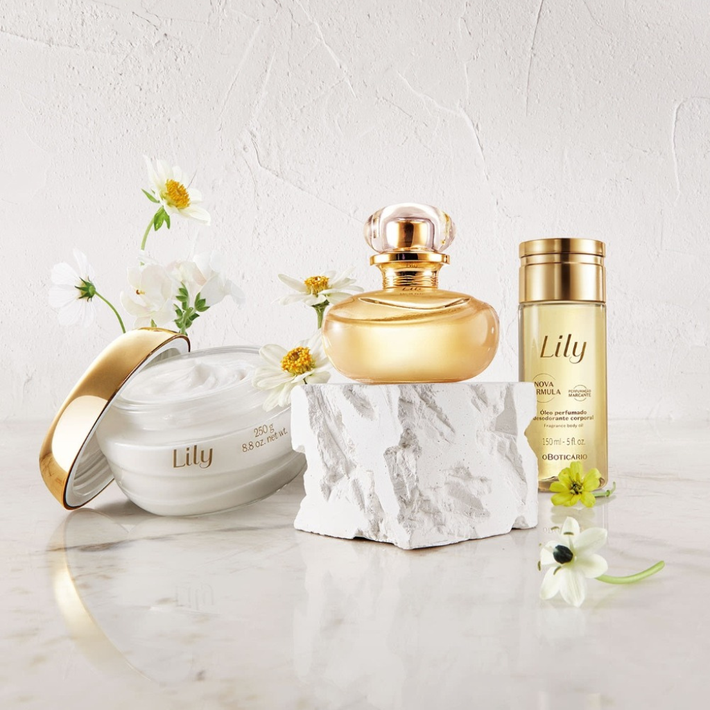 Lily, Através do raro processo artesanal de enfleurage, os eaux de parfum de Lily possuem em sua essência as melhores notas dos lírios, criando fragrâncias únicas, delicadas e marcantes. 