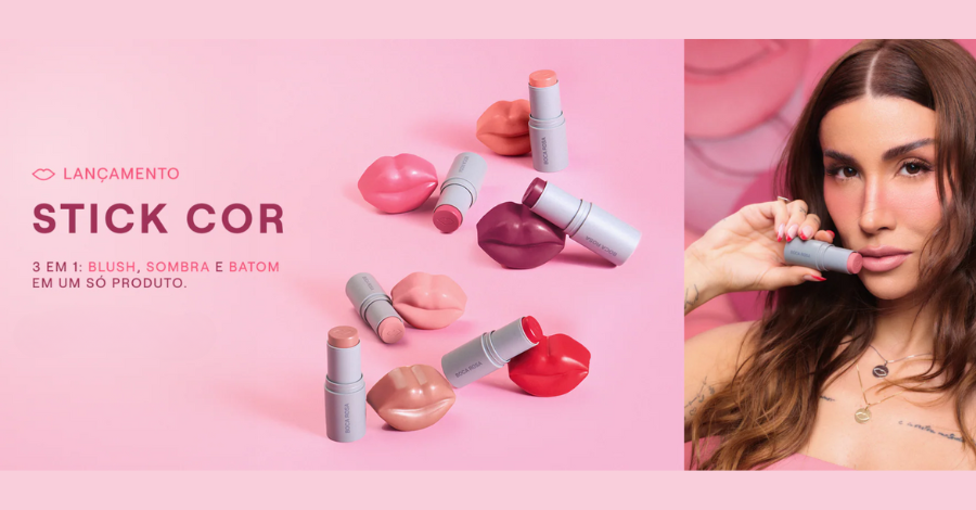 Novo o Blush Stick Boca Rosa Beauty, um blush em bastão super versátil, fácil de aplicar e com aquele acabamento natural que a gente ama.
