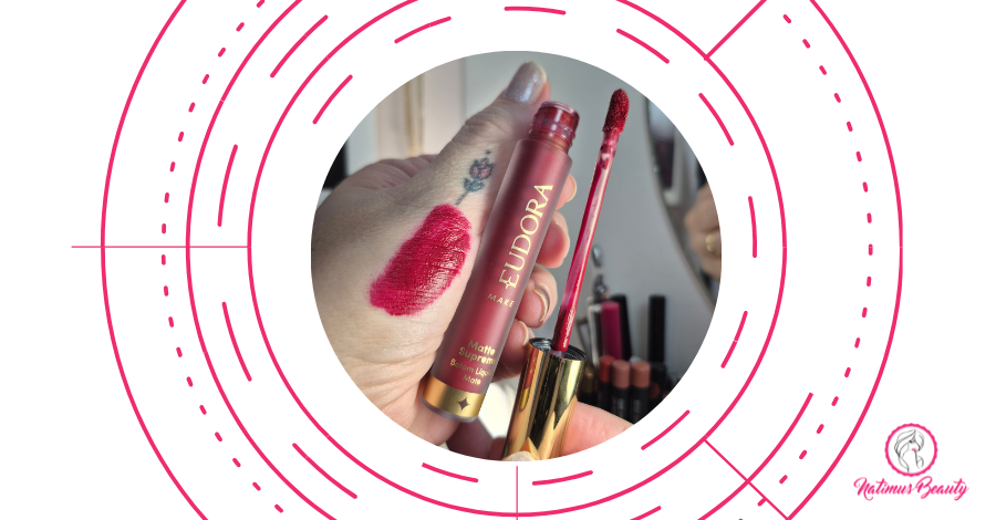 Hoje vim mostrar detalhes do meu novo favorito: o Batom Matte Supreme da Eudora na cor Bordô Aveludado. Ele une o luxo da embalagem dourada com um conforto que eu raramente encontro em batons matte. Ele não craquela, dura o dia todo e tem essa cor intensa que a gente ama!